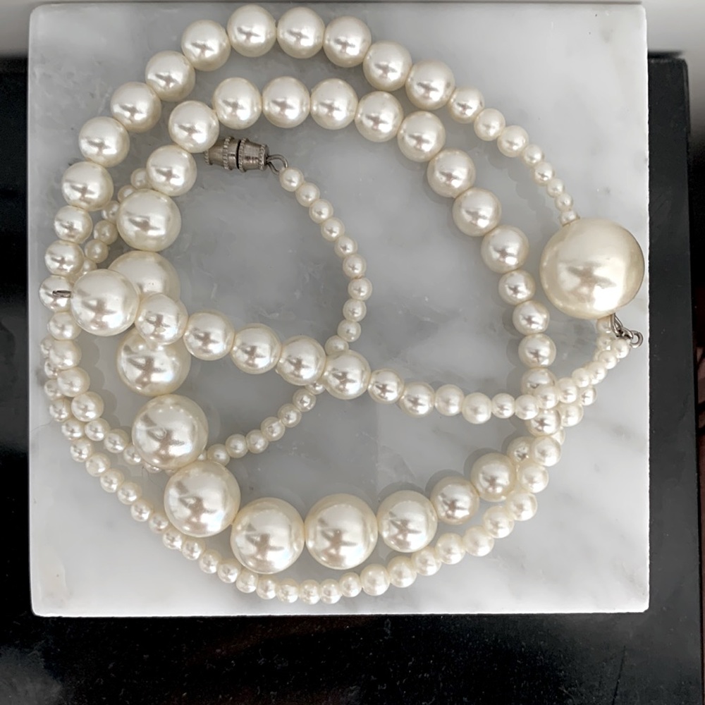 Asymmetrical hanging pearl necklace